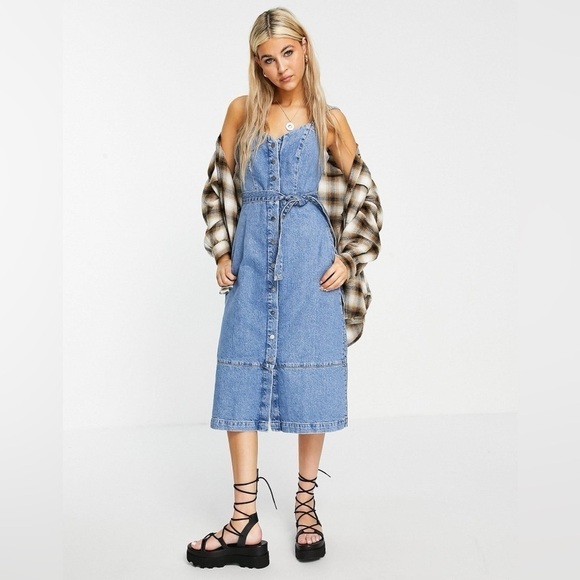 Topshop Dresses & Skirts - Topshop denim snap front midi dress Size:2